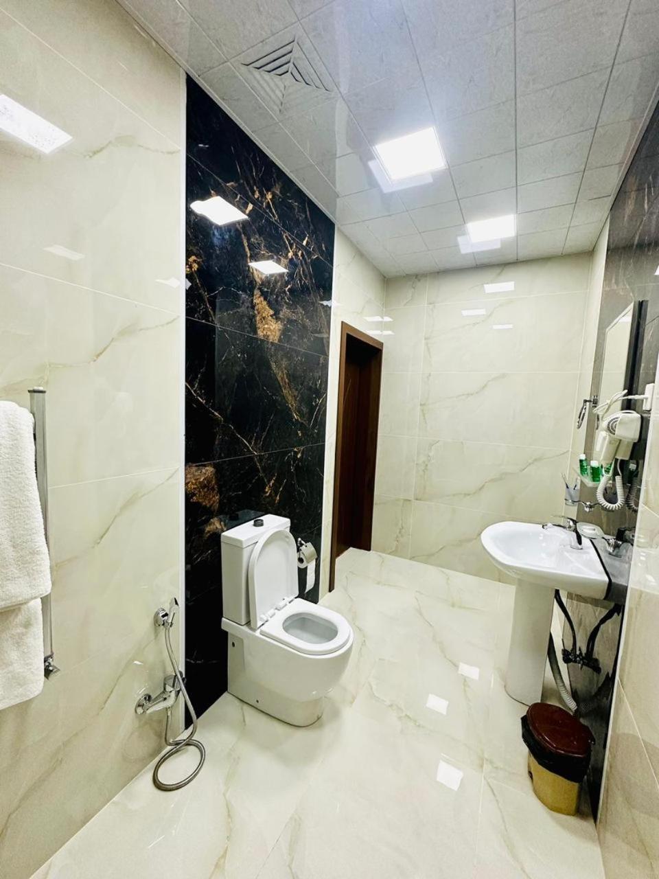 Cinema Boutique Hotel Gandża Zewnętrze zdjęcie